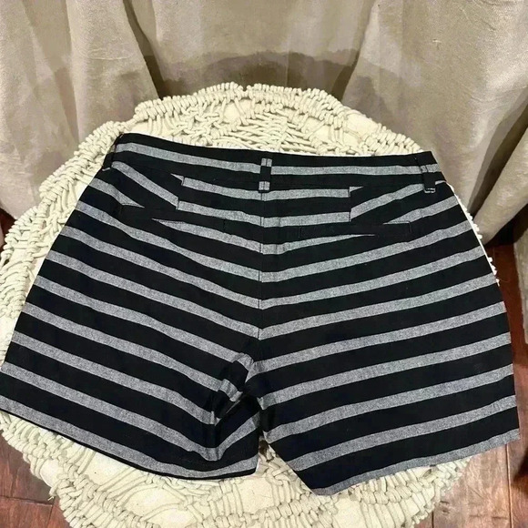 Old Navy women’s striped shorts - Picture 2 of 8